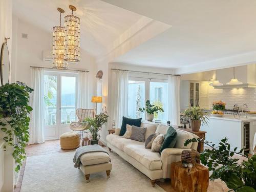 Χώρος καθιστικού στο Luxury center Townhouse in Frigiliana with pool and parking HansOnHoliday Rentals