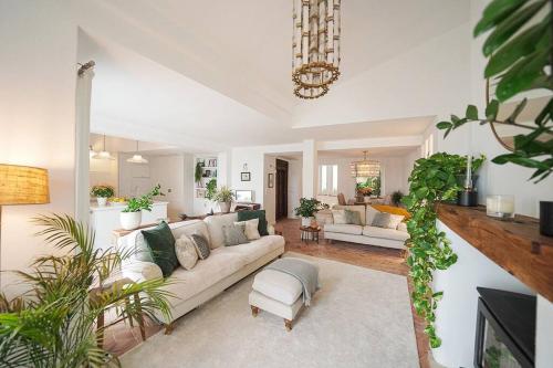 Χώρος καθιστικού στο Luxury center Townhouse in Frigiliana with pool and parking HansOnHoliday Rentals