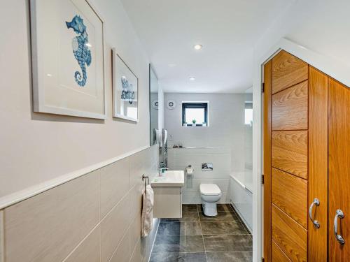 ein Badezimmer mit einem weißen WC und einem Waschbecken in der Unterkunft 3 bed in Westward Ho 78656 in Northam