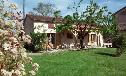 Κήπος έξω από το Ancienne forge restaurée et piscine