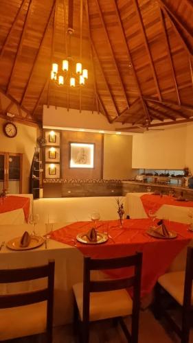 Ein Restaurant oder anderes Speiselokal in der Unterkunft Terra Luna Lodge 
