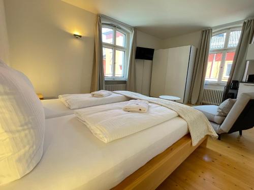 sypialnia z 2 łóżkami i ręcznikami w obiekcie Studio im Zentrum von Lochau, #1 w mieście Lochau