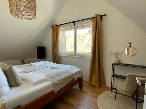 1 dormitorio con cama y ventana en VINCENT Loft in der Innenstadt en Bregenz