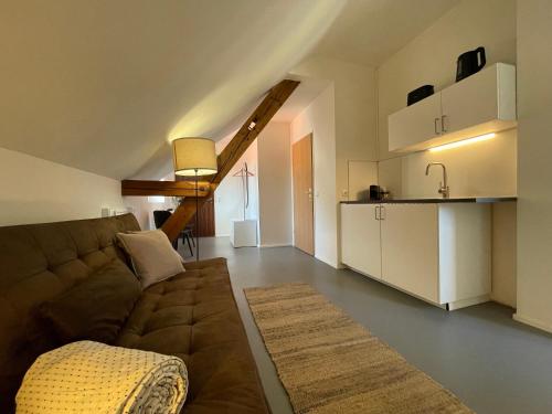 Il comprend un salon avec un canapé et une cuisine. dans l'établissement Studio im Zentrum von Lochau, #3, à Lochau
