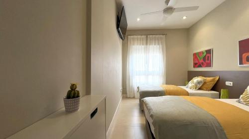 En eller flere senge i et værelse på La Ribera - terraza, piscina y playa