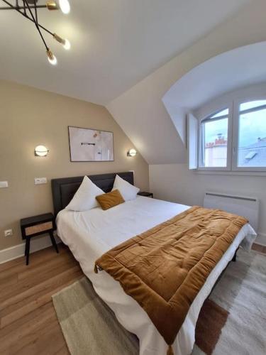 une chambre avec un grand lit et une fenêtre dans l'établissement Le Voluptueux - Au cœur de Versailles - 343B, à Versailles