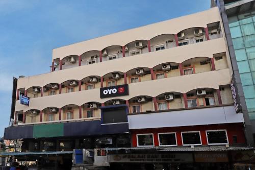 un edificio de apartamentos con un símbolo de simio en él en OYO Hotel Golden Pride, en Shamshabad