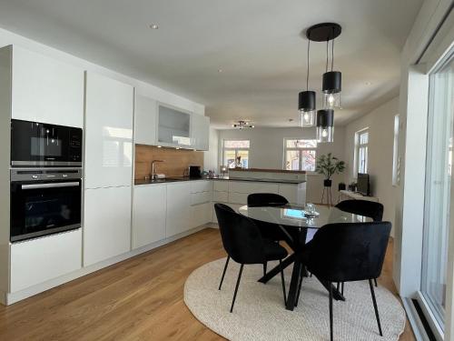 a kitchen with a table and chairs in a room at VINCENT Apartment in Bregenz mit Parkplatz in Bregenz