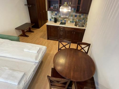 Cette chambre comprend une table, un lit et une cuisine. dans l'établissement International House Sölden Studio-Apartment ZW 6, à Sölden