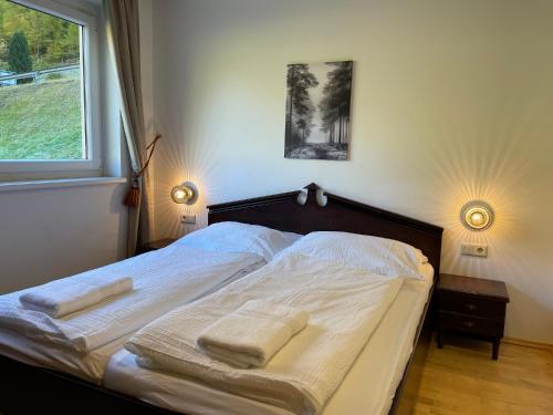 ein Schlafzimmer mit einem Bett mit zwei Handtüchern darauf in der Unterkunft International House Sölden Deluxe Apartment ZW 13 in Sölden