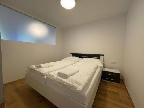 ゼルデンにあるInternational House Sölden Apartment mit 1 Schlafzimmern ZW AP 5のベッドルーム1室(白いシーツとタオル付きのベッド1台付)