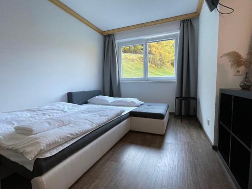 una camera con letto e finestra di International House Sölden Superior Suit Penthouse a Sölden