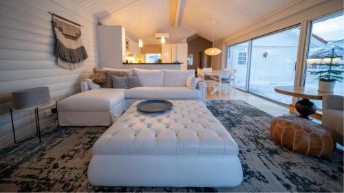 ein Wohnzimmer mit einem Sofa und einem Tisch in der Unterkunft Brensholmen Beach House in Tromsø