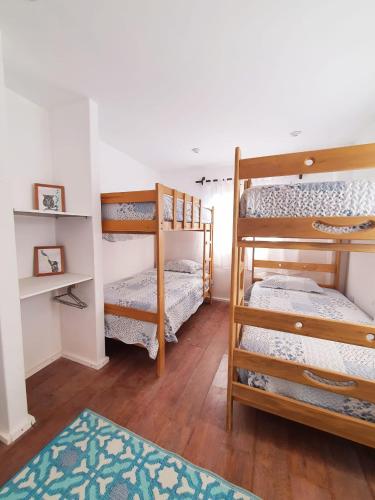 a room with two bunk beds and a rug at Oasis de Vichayito in Vichayito