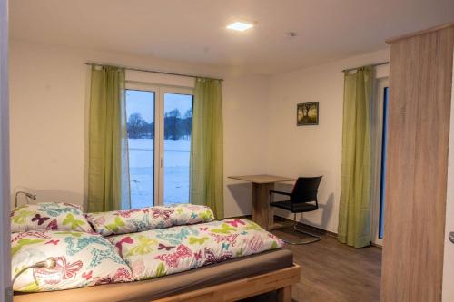 uma sala de estar com um sofá e uma janela em Ferienwohnung im Allgäu - Biber 2 em Leutkirch im Allgäu