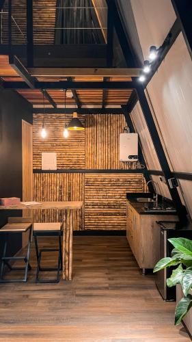 une salle à manger avec une table et un comptoir dans l'établissement Cabaña 25km de Medellín, Benevento Glamping, à Girardota