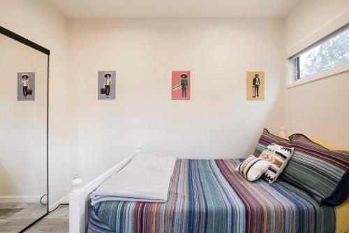 1 dormitorio con 1 cama y cuadros en la pared en Private Room & Private full Bathroom 3min Walk To UCSD, en San Diego