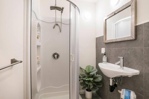 y baño con ducha y lavamanos. en Private Room & Private full Bathroom 3min Walk To UCSD, en San Diego