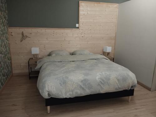 1 dormitorio con 1 cama grande y 2 lámparas en Alternative hôtel, 