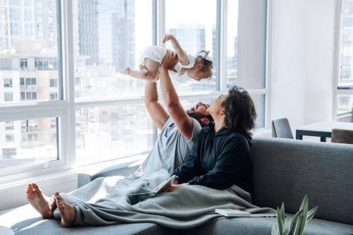 Una donna seduta su un divano con un bambino in braccio di Level Seattle Downtown South Lake Union a Seattle