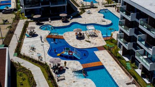 una vista aérea de una piscina en un edificio en Makia Beach Experience - Flat 16A - TÉRREO - SOFT OPENING, en Porto de Galinhas