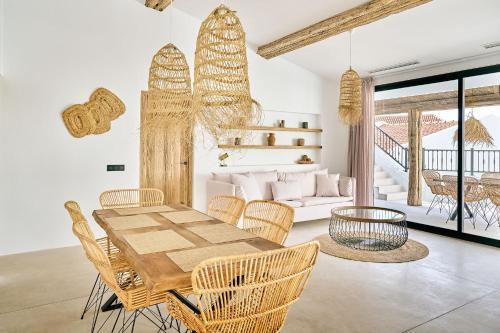 una sala da pranzo con tavolo e sedie in legno di Villa Las Flores 46 a Playa Fañabe
