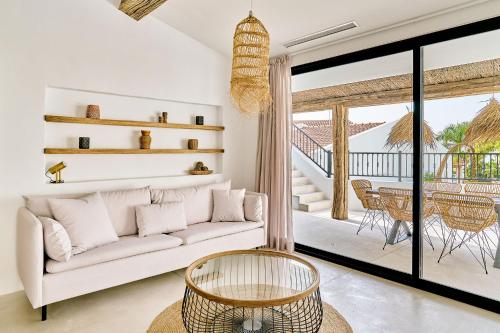 un soggiorno con divano e tavolo di Villa Las Flores 46 a Playa Fañabe