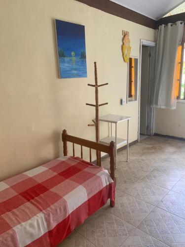 特雷索波利斯的住宿－Aldeia Gaia Chalés，一间卧室配有一张床和一张桌子
