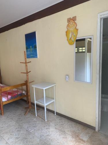 a room with a table and a bunk bed at Aldeia Gaia Chalés in Teresópolis