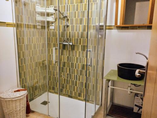 La salle de bains est pourvue d'une douche avec une porte en verre. dans l'établissement Casa Salvadora, à Algar