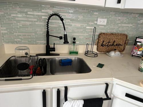 a kitchen counter with a sink in a kitchen at Casa Centrica 