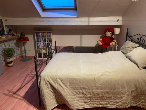 sypialnia z łóżkiem z pluszowym misiem w obiekcie ROBERT Aline 
