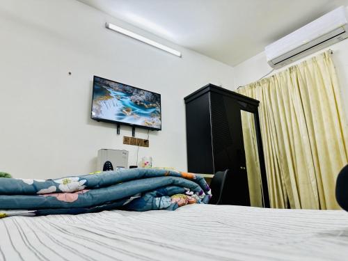 una persona tumbada sobre una cama en Beautiful 1-Bed Studio in Dhaka, en Dhaka