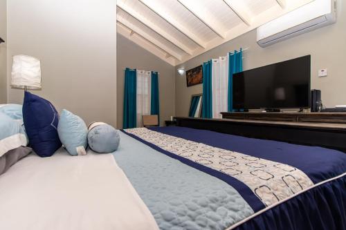 Serenity Retreat Villa Drax Hall tesisinde bir odada yatak veya yataklar