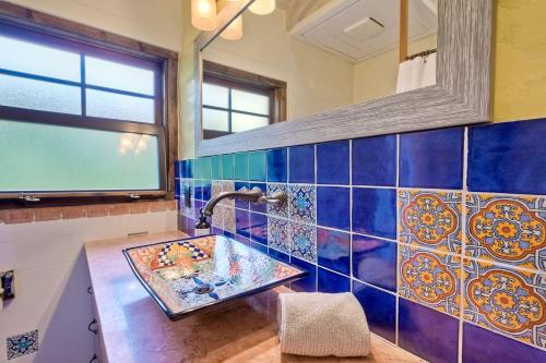 baño con lavabo y azulejos azules en Walk To The Beach - Outdoor Dining - Spacious, en Carlsbad