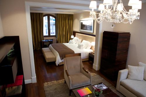 um quarto de hotel com uma cama e uma sala de estar em Algodon Mansion em Buenos Aires