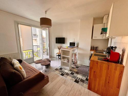 奧爾良的住宿－T2 - L'indispensable，带沙发的客厅和厨房