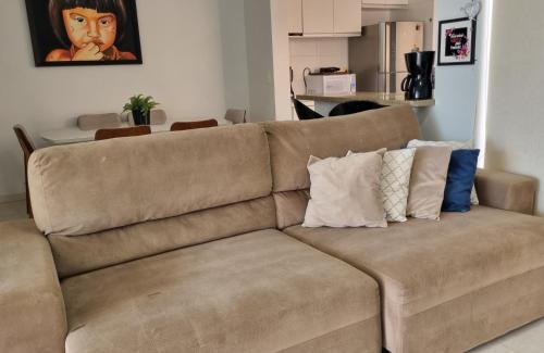 西諾普的住宿－Sobrado privativo com suite，客厅配有带枕头的棕色沙发