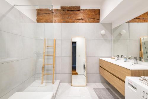 La salle de bains est pourvue d'une échelle et d'un lavabo. dans l'établissement La Merveille du Port - Spacieux & Lumineux - Les Frères de la Loc', à Marseille