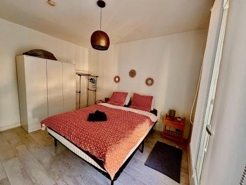 sypialnia z łóżkiem z czerwoną kołdrą w obiekcie T2 - L'indispensable w Orleanie