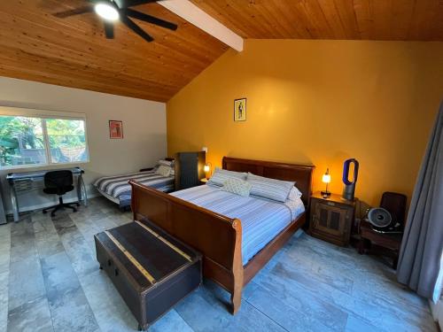 1 dormitorio con 2 camas y ventilador de techo en Guest Suite Torrey Pines Golf, Salk, Scripp, Ucsd, en San Diego
