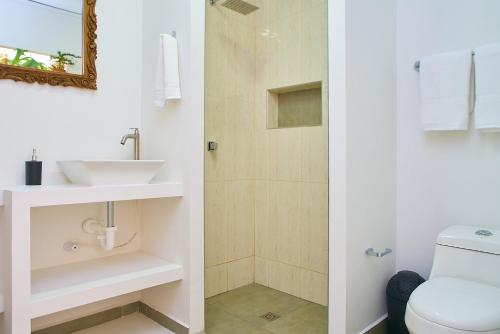 a bathroom with a toilet and a sink and a shower at Hotel Boutique Fiorentina Medellín in Medellín