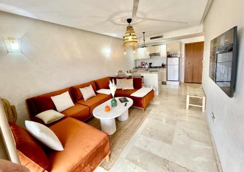 - un salon avec un canapé et une table dans l'établissement Cozy Panoramic Charming studio with sunny terrace, à Marrakech