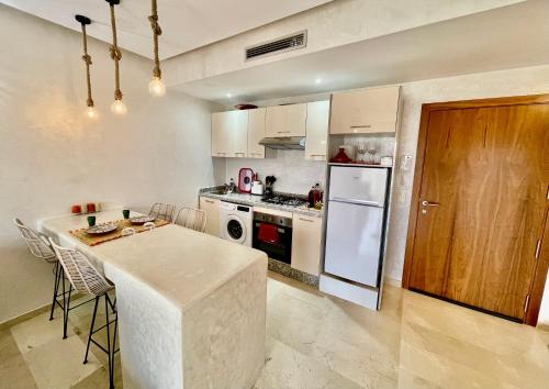 Köök või kööginurk majutusasutuses Pearl Garden Studio Cozy Panoramic Charming sunny Terrace Piscine