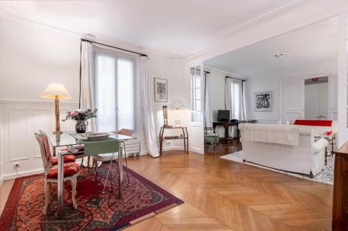 un salon avec une table et un canapé dans l'établissement Veeve - Mindful Enlightenment, à Paris