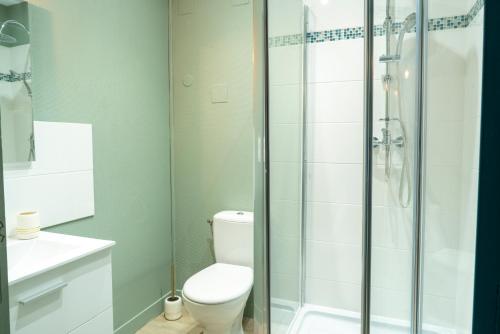 une salle de bain avec toilettes et douche en verre dans l'établissement STUDIO HELSINKI - Style et Modernité, à Charleville-Mézières