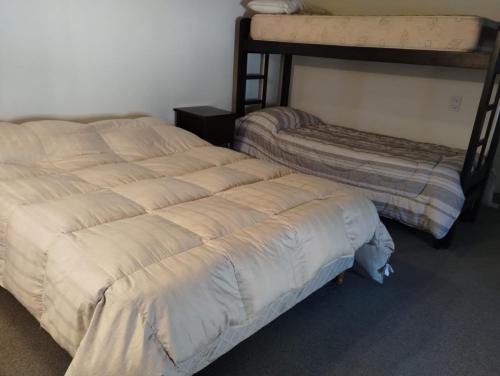 1 dormitorio con 2 literas en una habitación en Altos Penitentes Lomas Blancas, dúplex en Uspallata