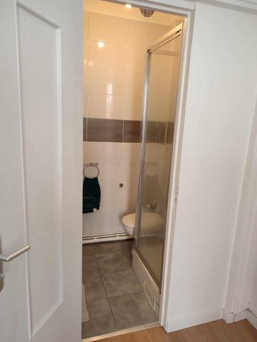 une salle de bain avec douche et toilettes dans l'établissement Paris Jardin des plantes, à Paris