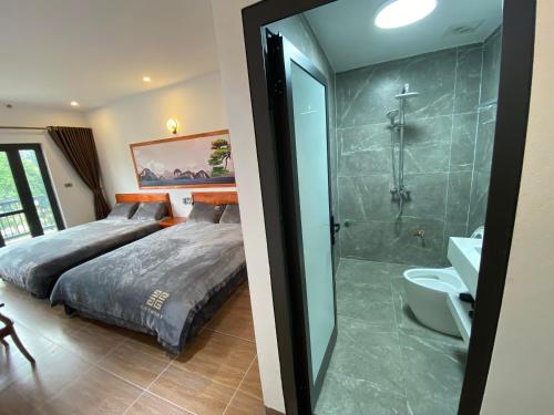 una camera con letto king-size e doccia di square Homestay & coffee a Bắc Hà