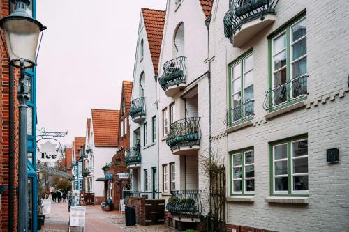 a city street with buildings with balconies at Tor zur Altstadt in Husum